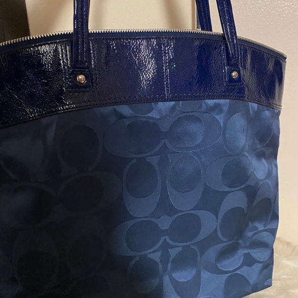 Blue large size just need to wipe it off good condition - Picture 2 of 4